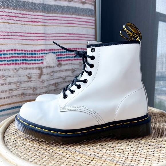 Dr Martens 11822 White Leather 8 Eye Lace-Up Combat Boots Women’s Size 8 - Picture 4 of 8
